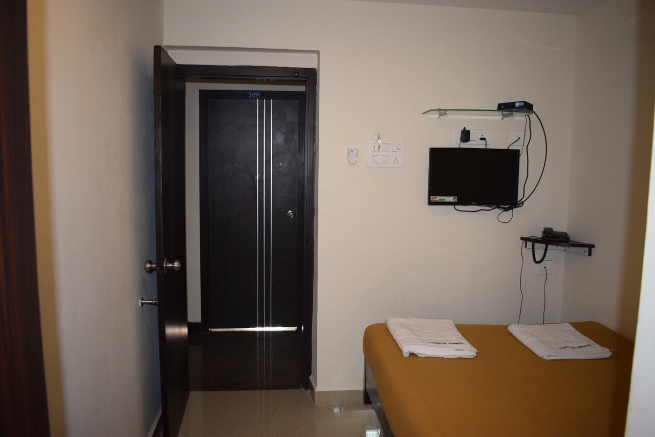 Pammal Residency Hotel Madras Buitenkant foto